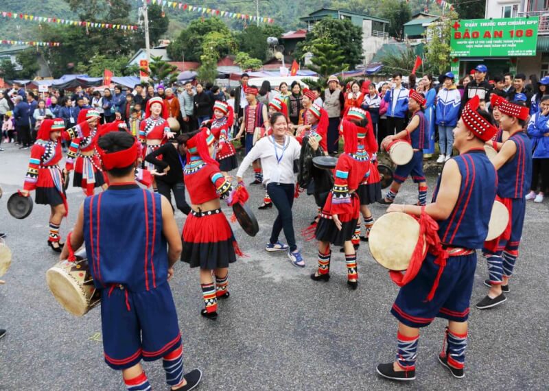 Lễ hội ném còn