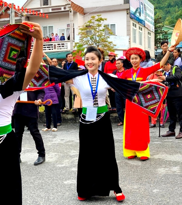 Lễ hội ném còn