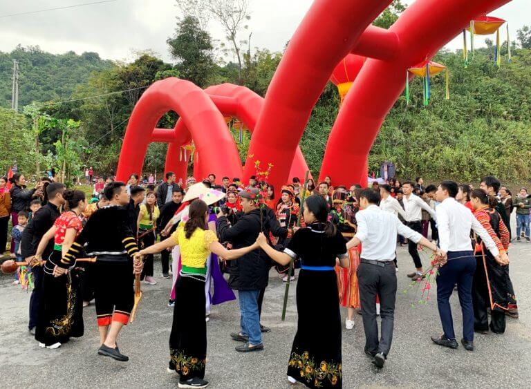 Lễ hội ném còn