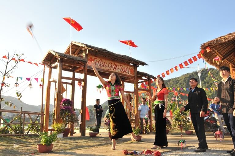 Lễ hội ném còn