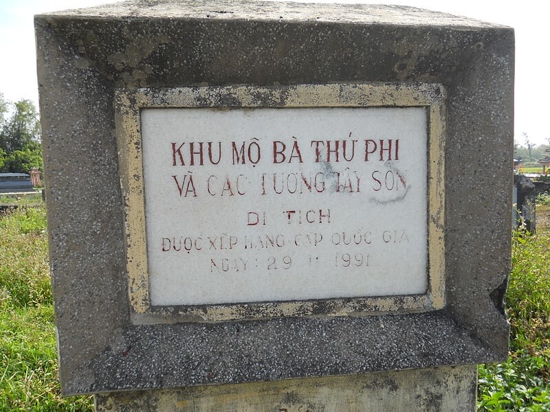 The tomb of King Quang Trung's concubine and Tay Son generals