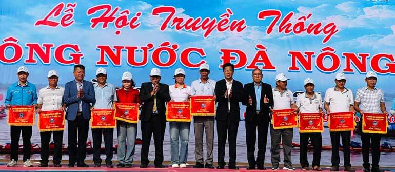 ダノンの伝統的な川祭り