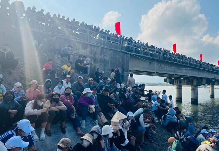 ダノンの伝統的な川祭り