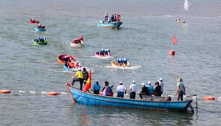 ダノンの伝統的な川祭り