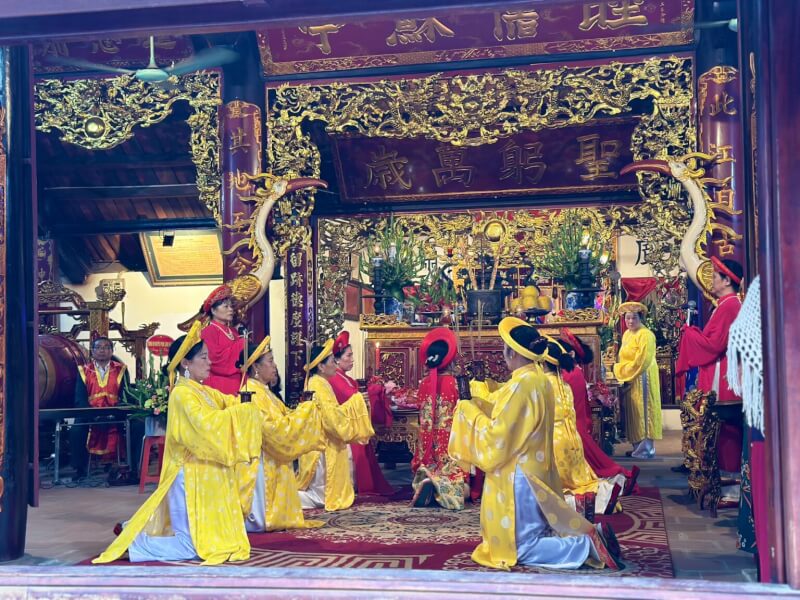 Vong communal house festival