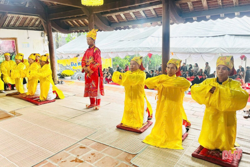 An Do Dai Ngu Su Bui Cam Ho Newspaper Festival