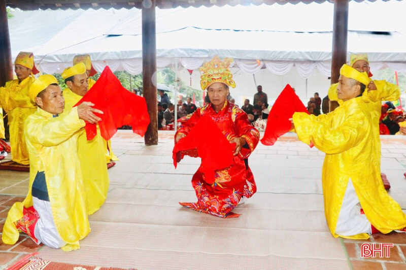 An Do Dai Ngu Su Bui Cam Ho Newspaper Festival