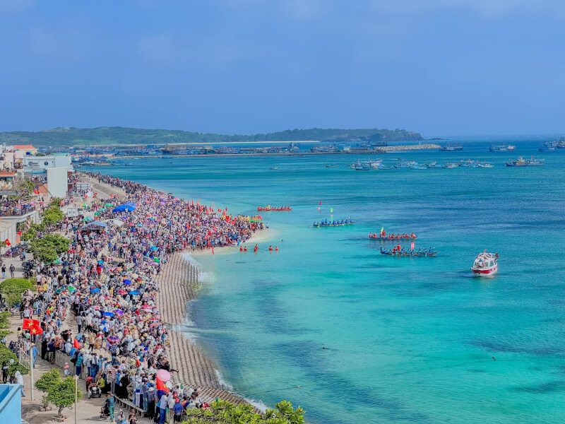 Lễ hội Đua thuyền ở đặc khu Phú Quý