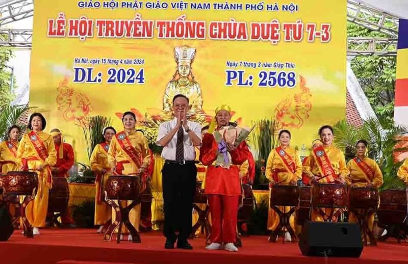 Due Tu 탑의 전통 축제