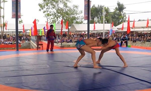 安内传统摔跤节