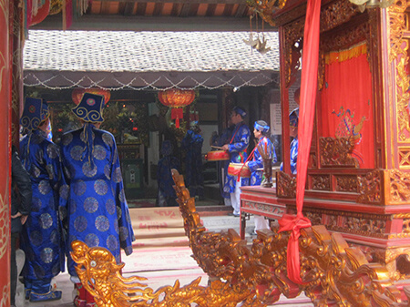 Vong communal house festival