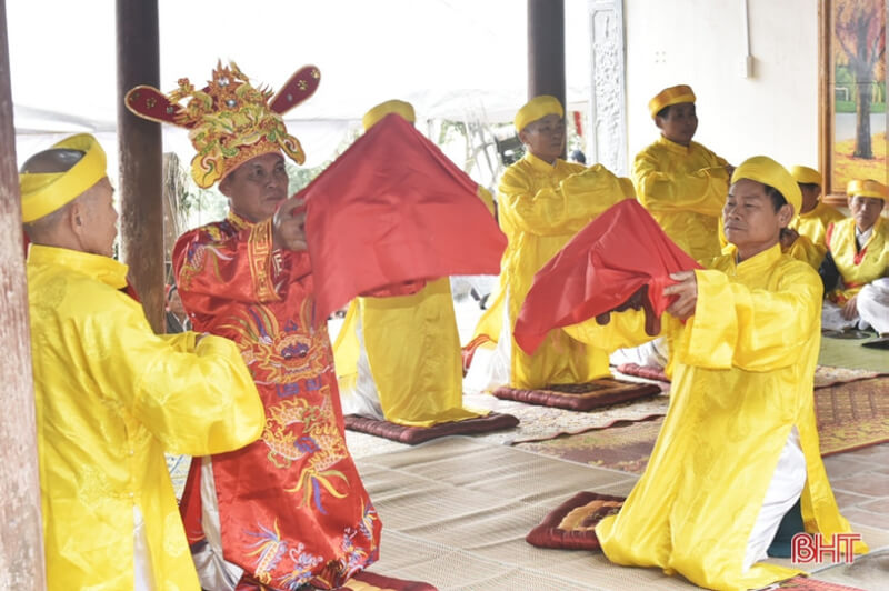 An Do Dai Ngu Su Bui Cam Ho Newspaper Festival