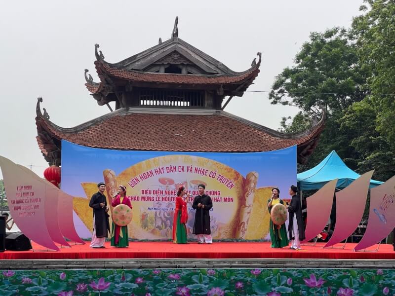Hat Mon Temple Festival (Hanoi)