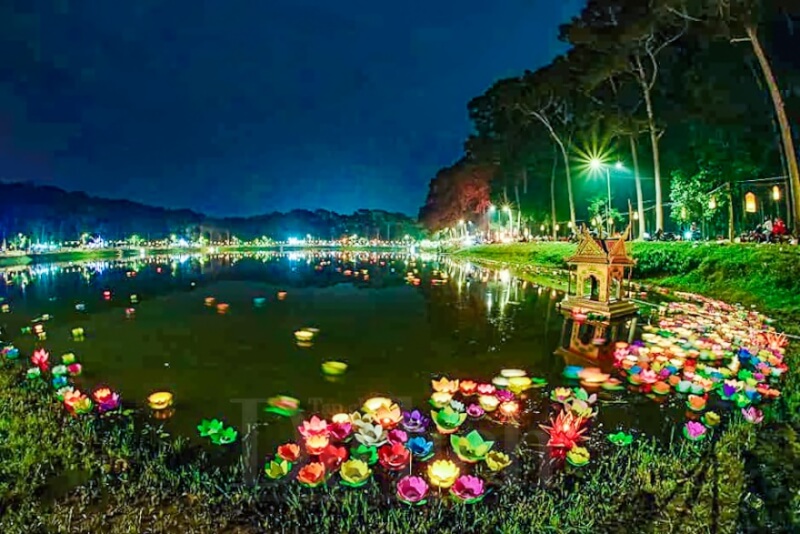 オク・オムボク祭り（月を崇拝する祭り）