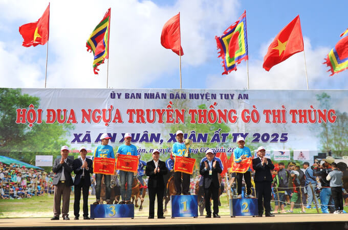 GO THINH HORSE RACING FESTIVAL