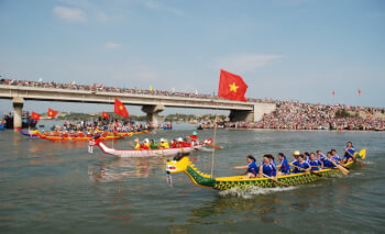 ダノンの伝統的な川祭り