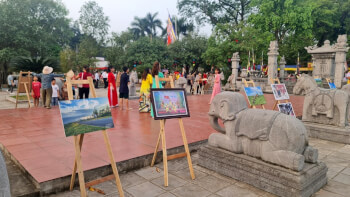 Hat Mon Temple Festival (Hanoi)
