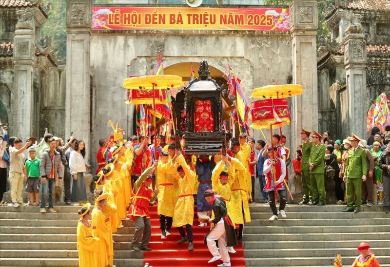 バ・トリウ寺院祭り