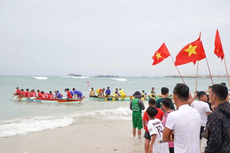 Lễ hội Đua thuyền ở đặc khu Phú Quý