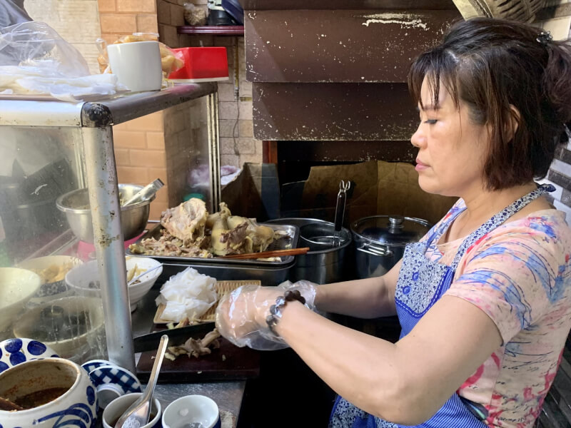 Trải Nghiệm Ẩm Thực "Đợi Chờ" Tại Phở Gà Chấm Bà Mai Nhà Chung