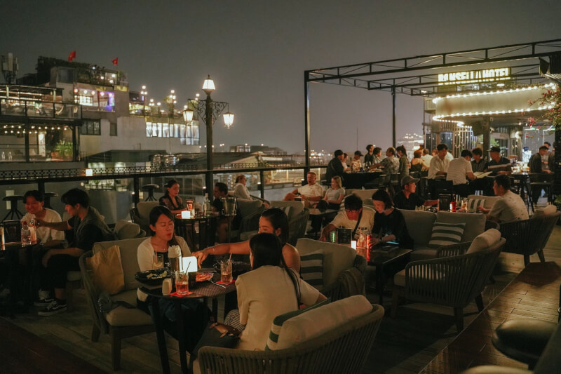 Đổi Gió Với View Triệu Đô Tại Sol Sky Bar Hoàn Kiếm