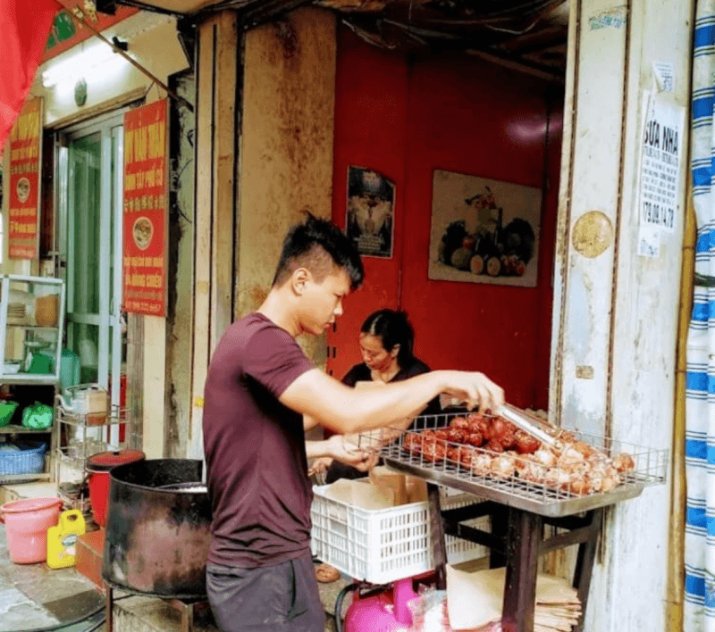 Bánh Rán Mật Đường 52 Hàng Chiếu: Hương Vị Tuổi Thơ Gói Trọn Ba Thập Kỷ.