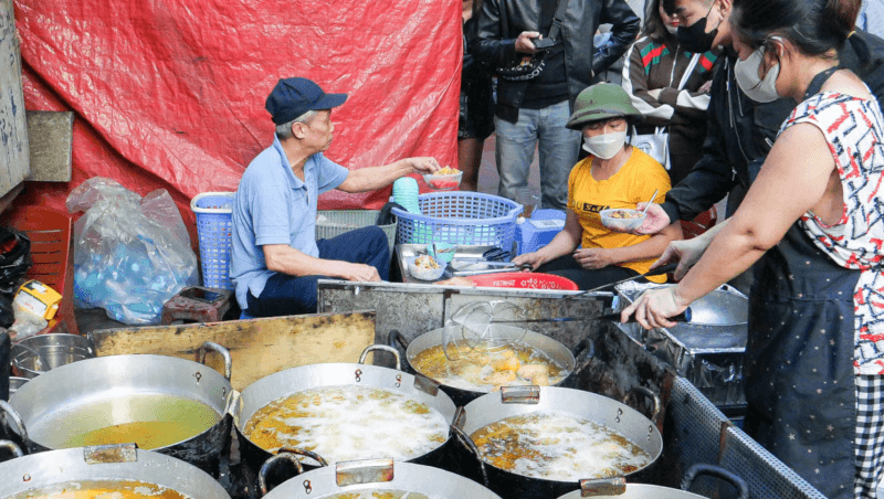 Sức Hút Của Tiệm Bánh Rán Gia Truyền Ngõ 242 Lạc Long Quân