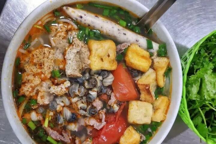 Bữa Sáng Đẳng Cấp Với Bún Riêu Huyền Thu Gần Hồ Gươm