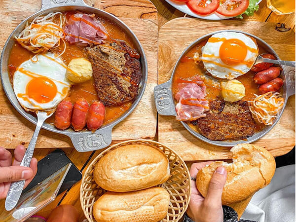 Review Cột Điện Quán: Bánh Mì Chảo Ngon Nức Tiếng Khu Đặng Văn Ngữ