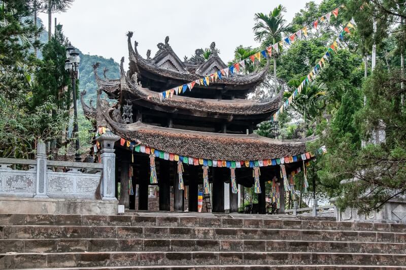 Lạc Trôi Giữa Dòng Suối Yến Thơ Mộng: Trải Nghiệm Tuyệt Vời Tại Lễ Hội Chùa Hương