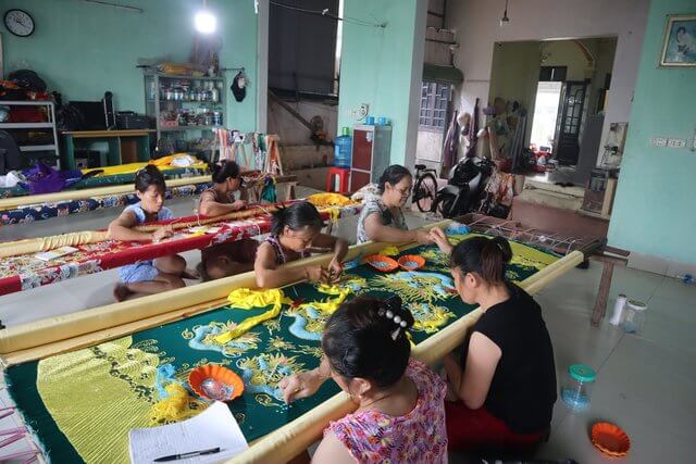 Ghé Thăm Ngôi Làng Duy Nhất Tại Hà Nội Nắm Giữ Kỹ Nghệ Thêu Long Bào