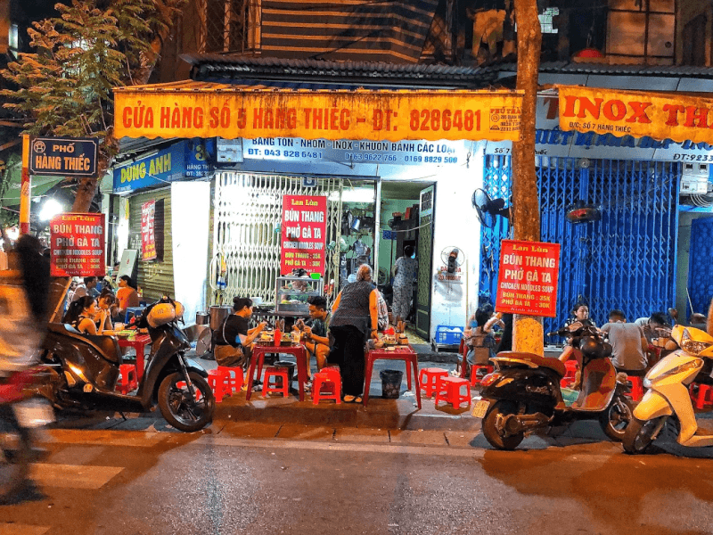 Đêm Hà Nội lộng gió luôn biết cách chiều lòng những chiếc bụng đó