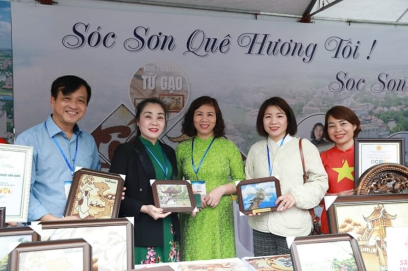 Những bức tranh gạo sau khi mua về