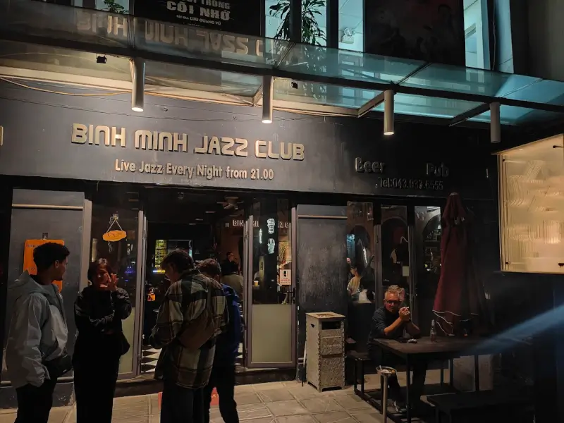 Binh Minh Jazz Club: Nơi Thời Gian Ngưng Đọng Qua Tiếng Kèn