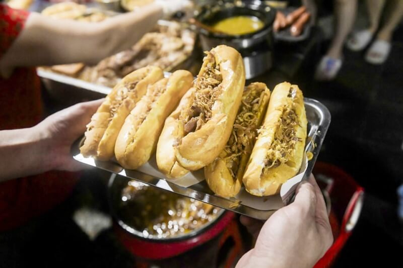 Truy Tìm Tiệm Bánh Mì Pate Đậm Đà Nức Tiếng Số 5 Hàng Thao