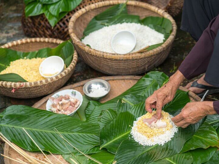 Ghé Thăm Làng Đầm Thưởng Thức Vị Bánh Chưng Truyền Thống Trứ Danh