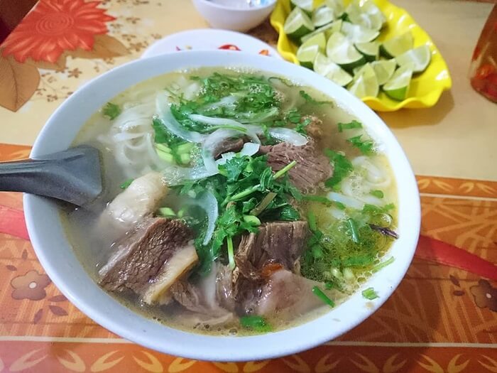 Phở Cụ Tặng: Hương Vị Gia Truyền 3 Đời Tại Phố Hàng Tiện