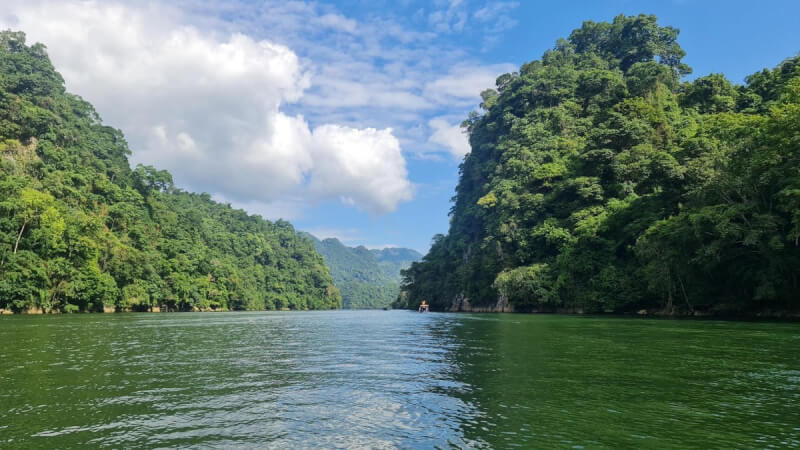 Hồ Ba Bể bình yên