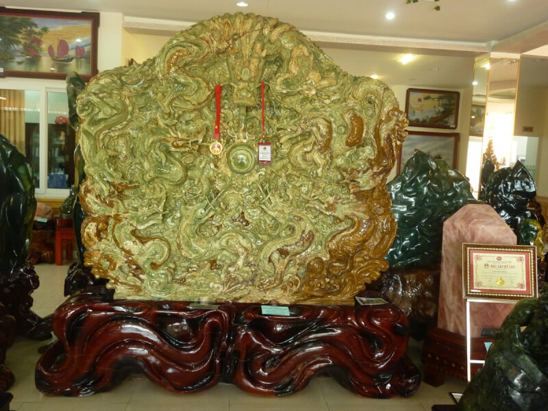 bức tranh đá quý được chế tác vô cùng tinh xảo1