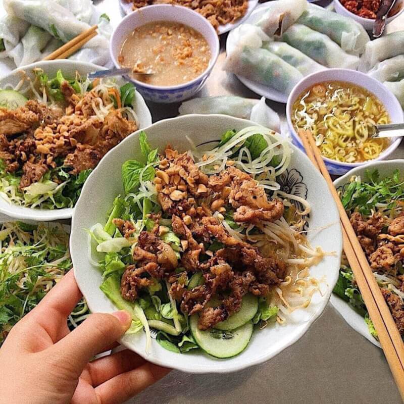 Ăn Sạch Sành Sanh Tại Huyền Anh: Bún Thịt Nướng Và Bánh Ướt Chất Lượng