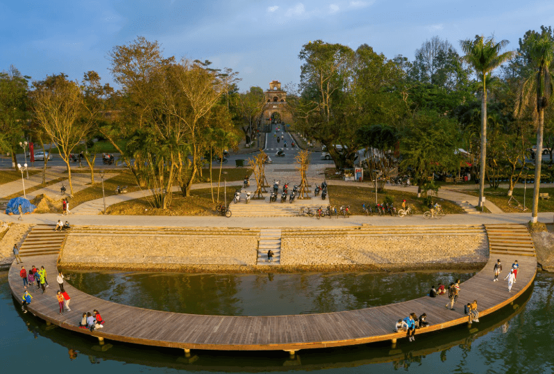 Cầu Bán Nguyệt: Tọa Độ Sống Ảo "Triệu Like" Không Thể Bỏ Qua