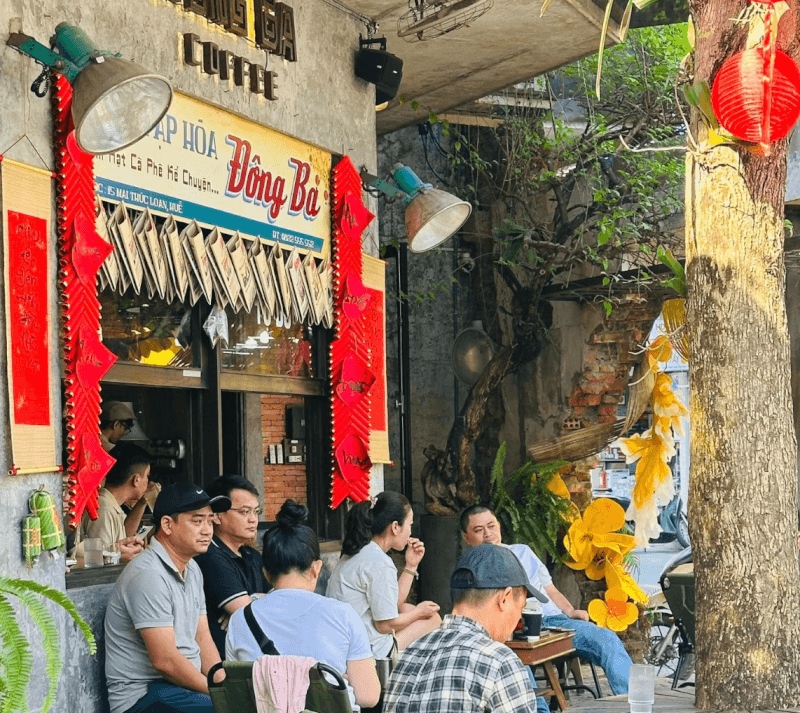 Chạm Tay Vào Ký Ức Xưa Cũ Cùng Không Gian Đông Ba Coffee