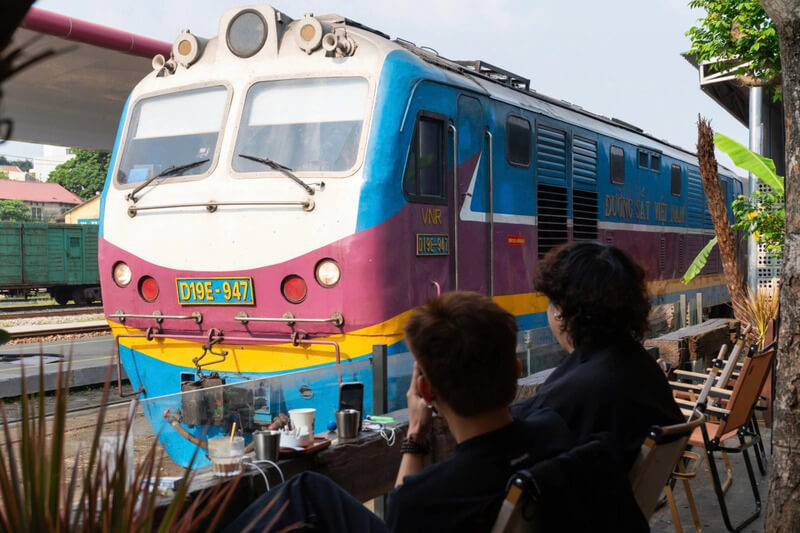 Chạm Vào Ký Ức Trăm Năm Tại Quán Cà Phê Đường Tàu Đầu Tiên Ở Huế