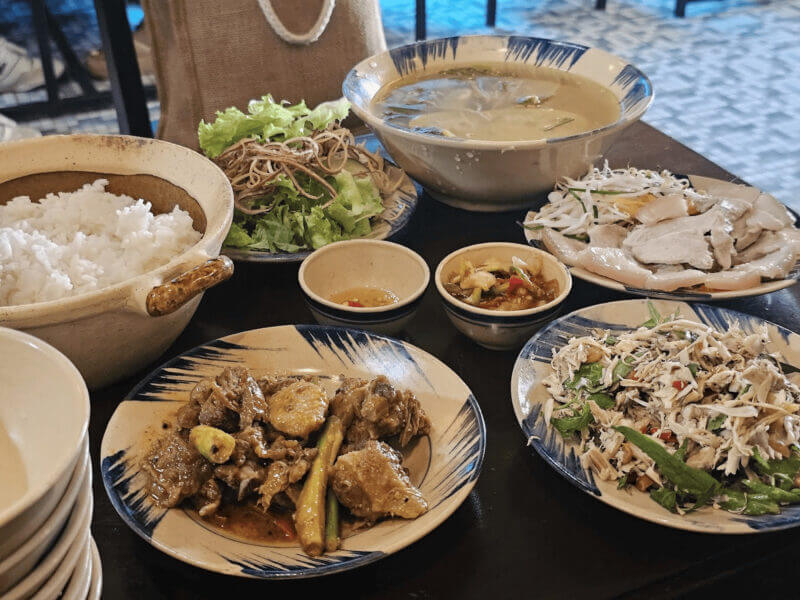 Cơm Huế O Én: Chiếc Vé Khứ Hồi Về Bữa Cơm Mẹ Nấu