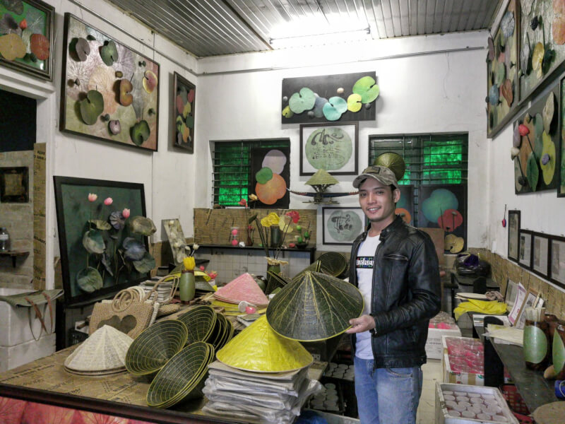 Sắc Xanh Thanh Khiết Của Những Chiếc Nón Lá Sen Tại Huế