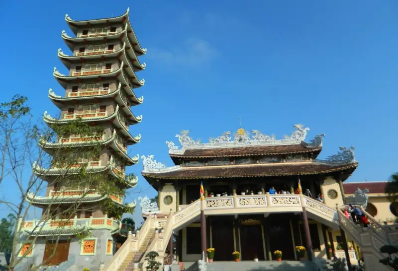 Bảo tháp vươn cao giữa trời