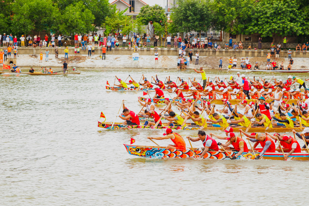 Hòa chung không khí tưng bừng