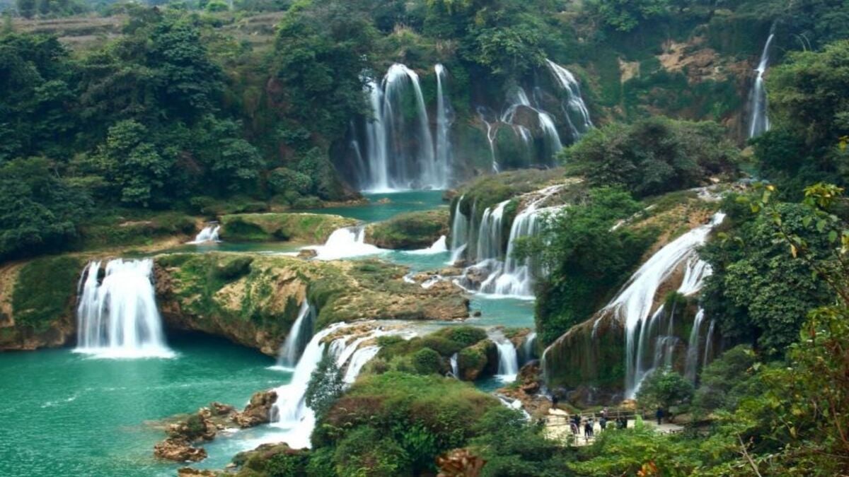 Tưởng Hoà Bình chỉ có núi, ai ngờ lại giấu một con thác đẹp thế này!