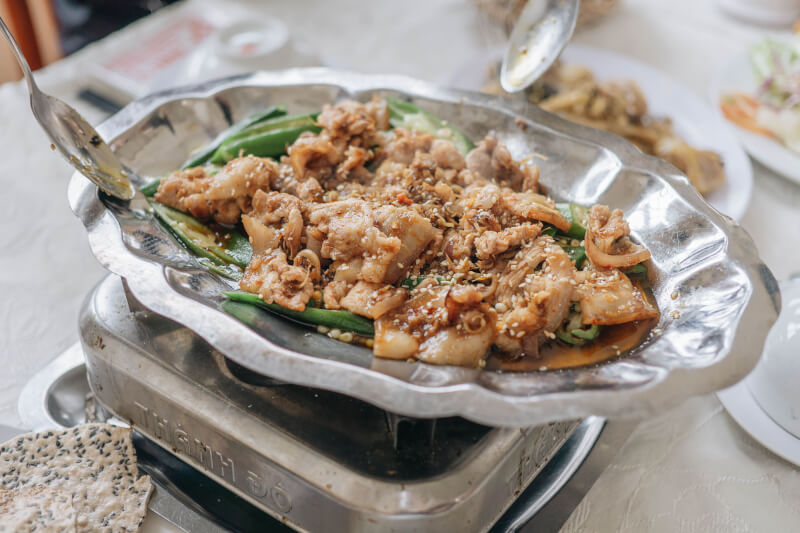 Có lẽ nhiều người cũng từng giống mình, khi nhắc đến Phú Thọ chỉ nghĩ ngay đến Đền Hùng. Thế nhưng sau chuyến đi đầu tiên, mình mới nhận ra vùng đất Tổ còn sở hữu rất nhiều cảnh đẹp, món ngon và trải nghiệm đáng nhớ.