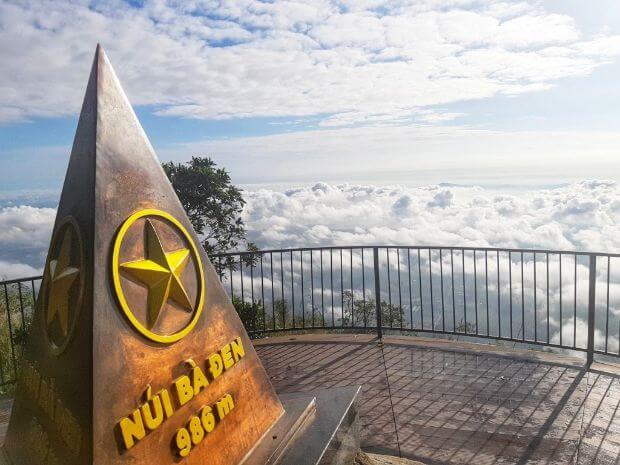 Đặt chân lên đỉnh núi